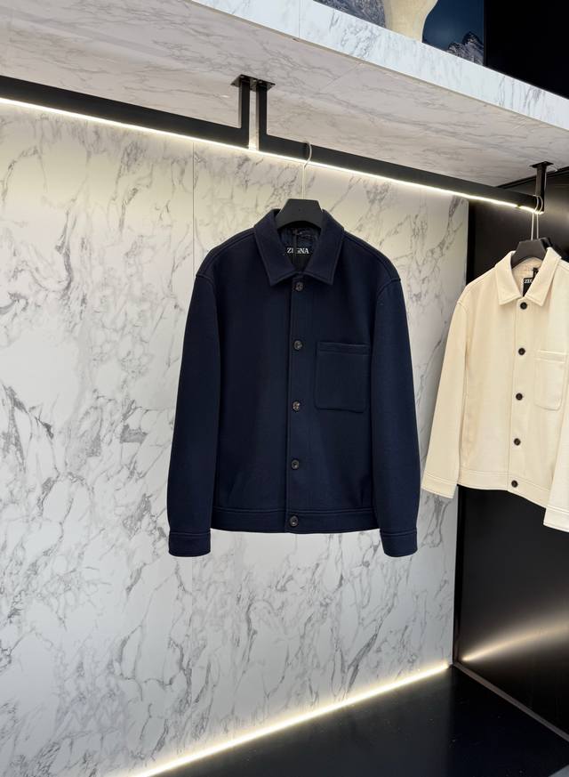 主推 Zegna 秋款2025最新款时尚设计师款夹克外套.处处细节显工艺足够的高级 结构性剪裁的设计改变来展现男士多样的形象变化，修身利落、剪裁合体，满足时下正