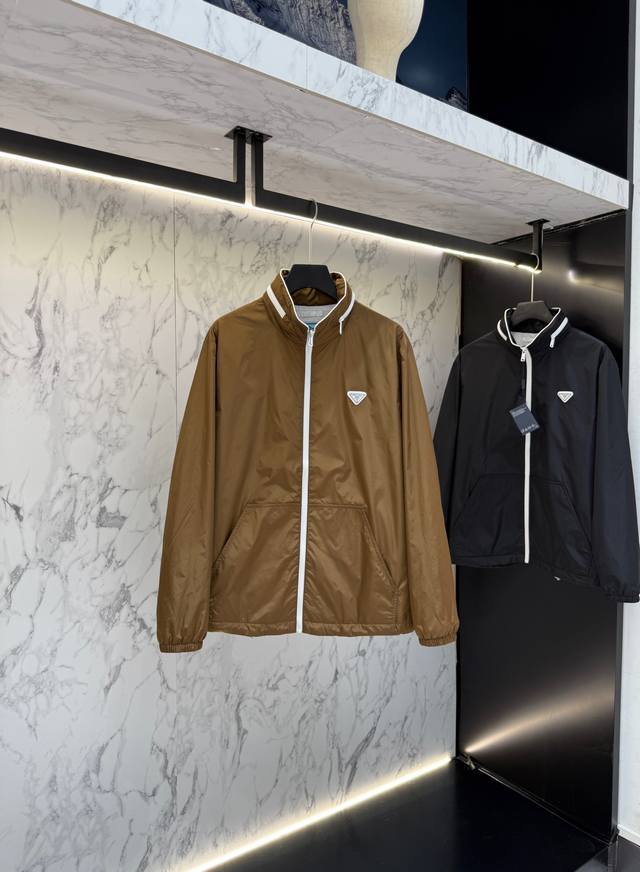 主推 prada秋款2025最新款时尚设计师款夹克外套.处处细节显工艺足够的高级 结构性剪裁的设计改变来展现男士多样的形象变化，修身利落、剪裁合体，满足时下正流