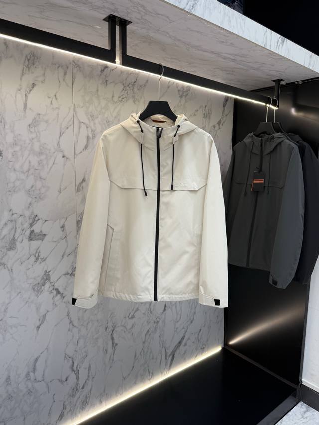 主推 Zegna 秋款2025最新款时尚设计师款夹克外套.处处细节显工艺足够的高级 结构性剪裁的设计改变来展现男士多样的形象变化，修身利落、剪裁合体，满足时下正
