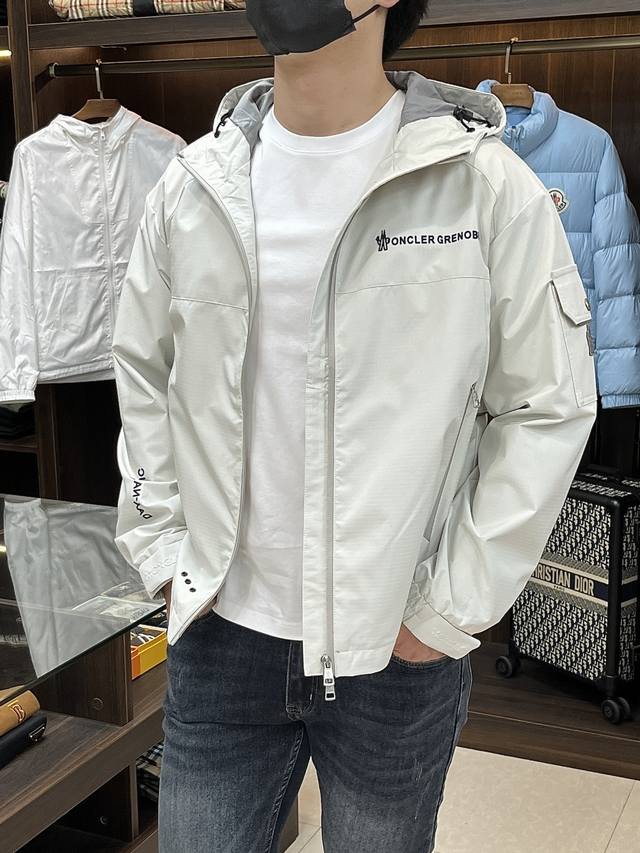 主推 Moncler 2025Ss早秋新款发布蒙口连帽夹克外套，秋季爆款外套，穿上就是舒适自在又显瘦的存在，慵懒而随性，结合干净简单的色系就特别耐看，适合日常穿