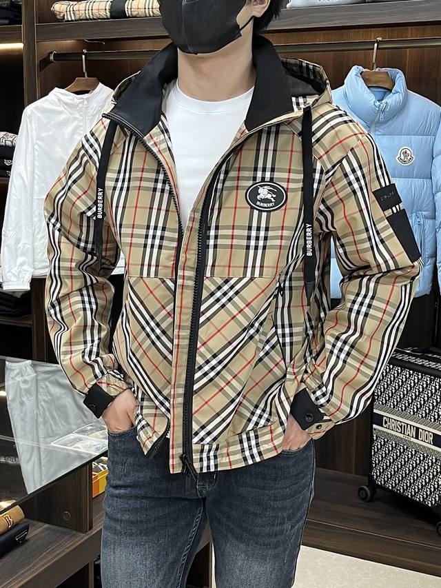 主推 Burberry 2025Ss早秋新款发布巴宝莉连帽夹克外套，秋季爆款外套，穿上就是舒适自在又显瘦的存在，慵懒而随性，结合干净简单的色系就特别耐看，适合日