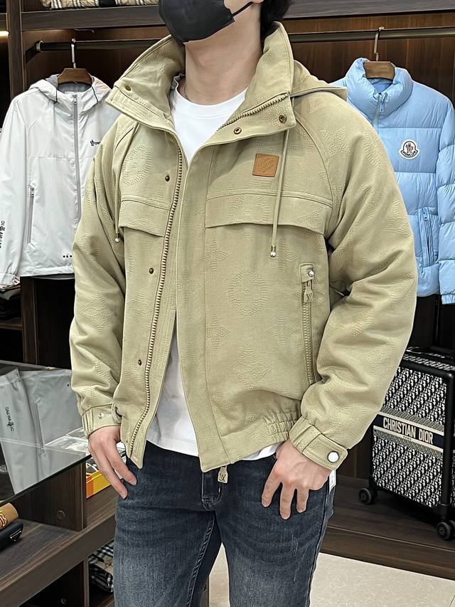 主推 Lv 2025Ss早秋新款发布驴牌连帽夹克外套，秋季爆款外套，穿上就是舒适自在又显瘦的存在，慵懒而随性，结合干净简单的色系就特别耐看，适合日常穿着~倾情推