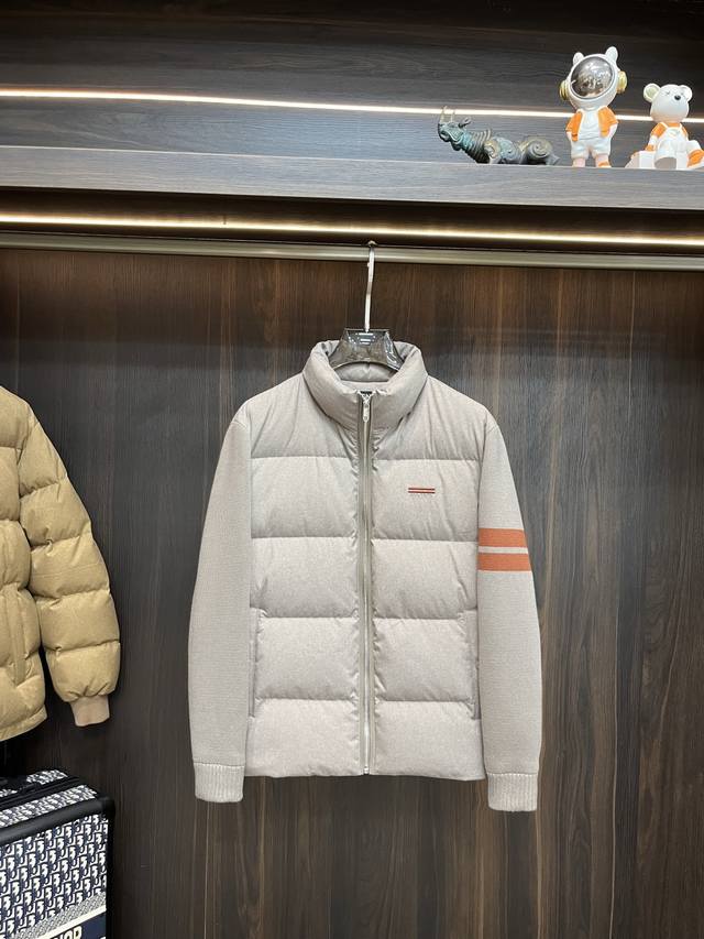 爆款羽绒 Zegna 2025秋冬新款杰尼亚新款立领设计羽绒外套，羊毛针织袖拼接爆款羽绒服选用亮泽尼龙面料打造，胸前经典字母Logo刺绣，充盈填充舒适的鹅绒和鹅