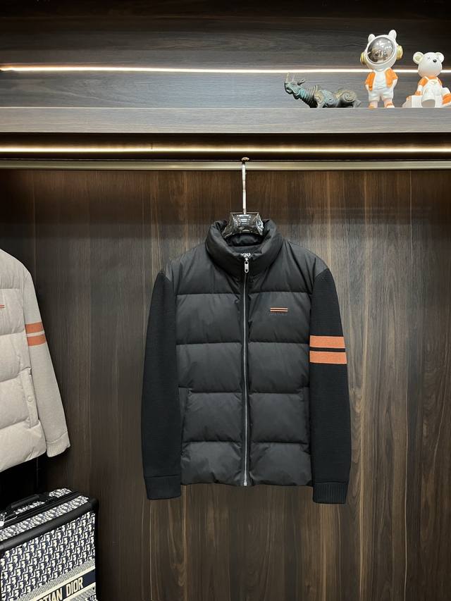 爆款羽绒 Zegna 2025秋冬新款杰尼亚新款立领设计羽绒外套，羊毛针织袖拼接爆款羽绒服选用亮泽尼龙面料打造，胸前经典印三角金属Logo，充盈填充舒适的鹅绒和