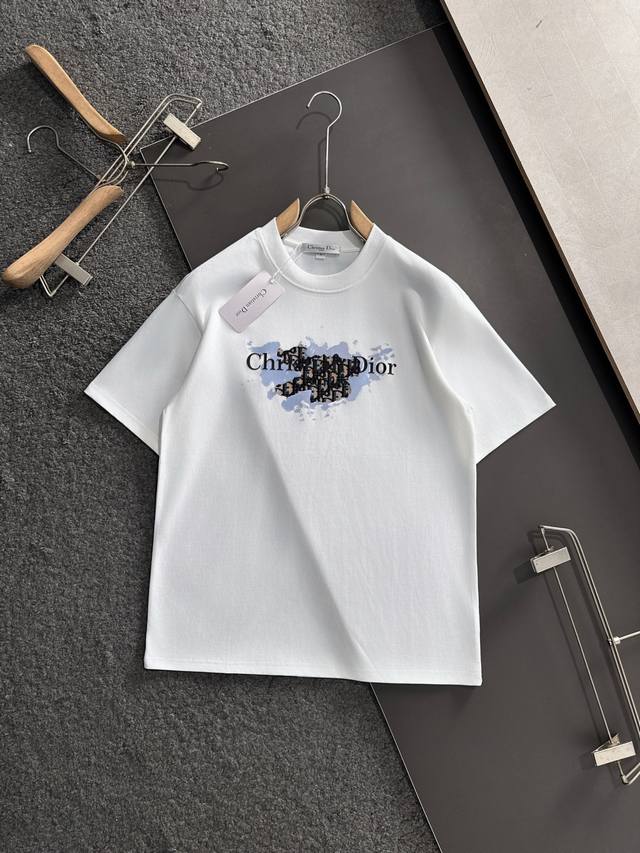 Cd 2025Ss春夏最新款圆领时尚短袖T恤，官网同步，专柜纯棉面料！贴肤舒适，耐看又好穿，经典简约Logo设计，原厂工艺一丝不苟，型男必备单品 码数M-4Xl