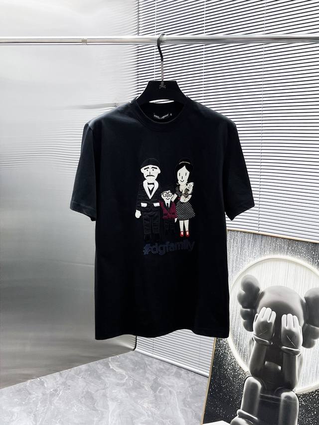 杜嘉班纳 Dg 2025Ss夏季新款 半袖 体恤 短袖 圆领T恤，高端版本！专柜定制面料 透气舒适度高，细节无可挑剔，品牌元素设计理念，体现高品质。手感细腻柔软