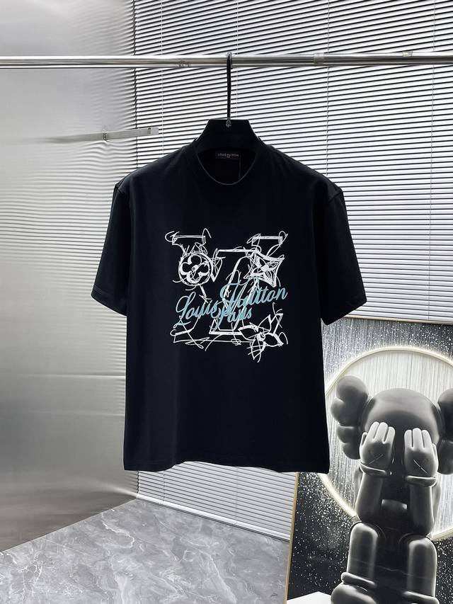 路易威登 Lv 2025新款 圆领 短袖 T恤 体恤 半袖 ，高端版本！专柜定制面料 透气舒适度高，细节无可挑剔，品牌元素设计理念，体现高品质。手感细腻柔软！呈