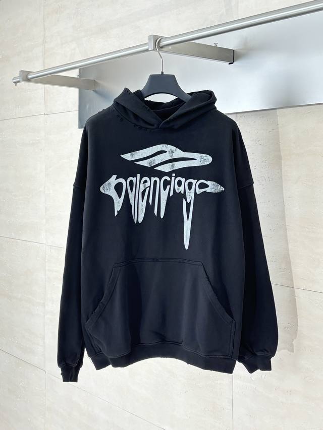 Balenciaga 3M艺术字母印花连帽卫衣 采用100%定织定染纯棉面料 内里毛圈 巴黎专属面料 由于面料特殊定制 成衣经过水洗处理 胸前印花字母Logo运