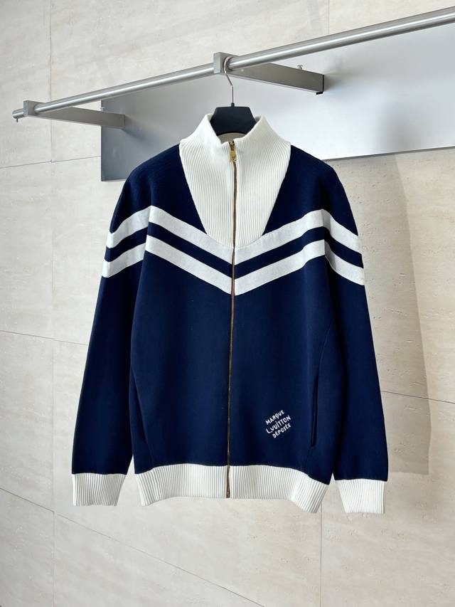 LV 路易 撞色学院风线条绣花针织外套 纱线采用240支的100%精梳棉， 由14针电脑机织片，全件净色芝麻底，约160分钟，蓝白色间条带子为挂毛做法，织片时间