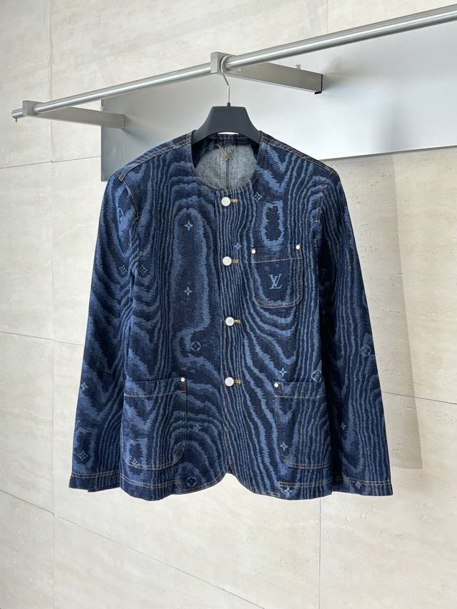 LV 路易 Fw25 早秋像素树纹无领丹宁铆钉全幅标识印花长袖牛仔外套 L 系列的 Moire 图案，呈现如丝般亮泽的视觉效果。舒适滑板裤构型与翻边裤脚相得益彰