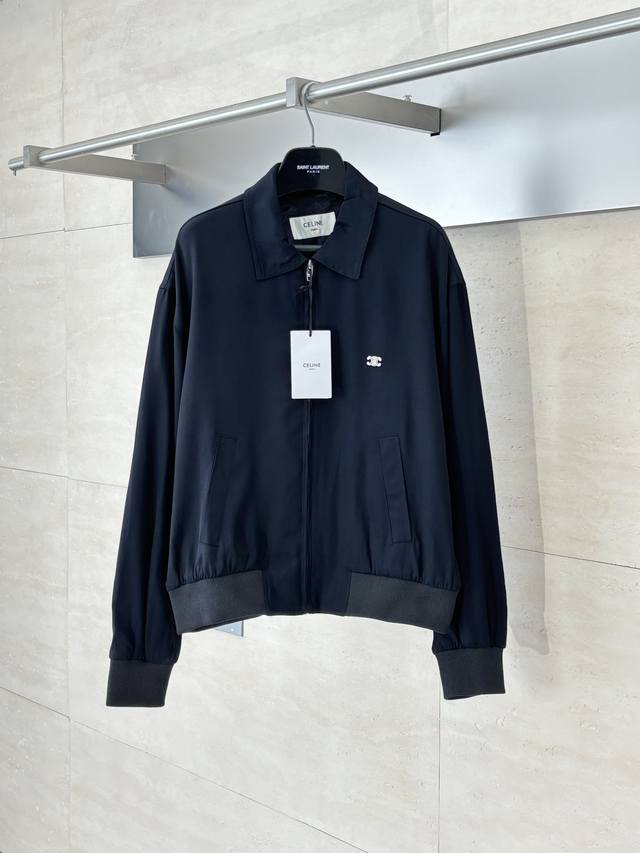 Celin* 赛琳 凯旋门小标刺绣夹克外套 采用高端定制面料，经过严格定织定染工艺处理，展现出卓越品质。面料触感柔滑细腻，仅次于桑蚕丝的质感。内衬采用100%粘