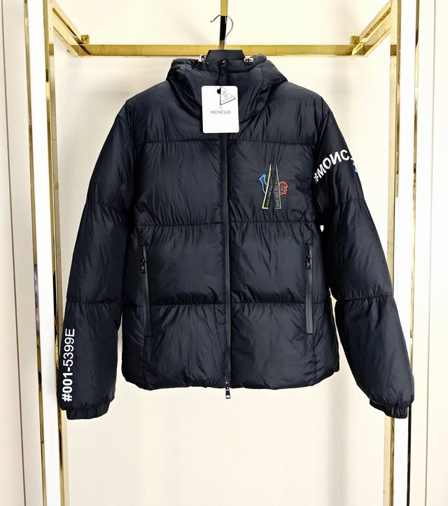Moncler Solayan 蒙口三标饰边徽标羽绒棉棉服 Solayan羽绒棉饰有季节标志性装饰性细节，融合运动精神与隽永风格！ 优质羽绒棉填充标准，蓬松度，