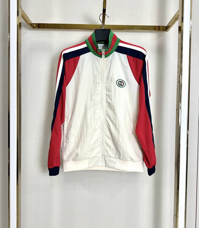 Gucci 古驰定制拼接刺绣外套 面料采用高品质放紫外线 侧缝拼色设计 更加凉爽 出行必备 优质外套面料 做工精湛 栩栩如生 当季必备 版型超正 拒绝臃肿 面料