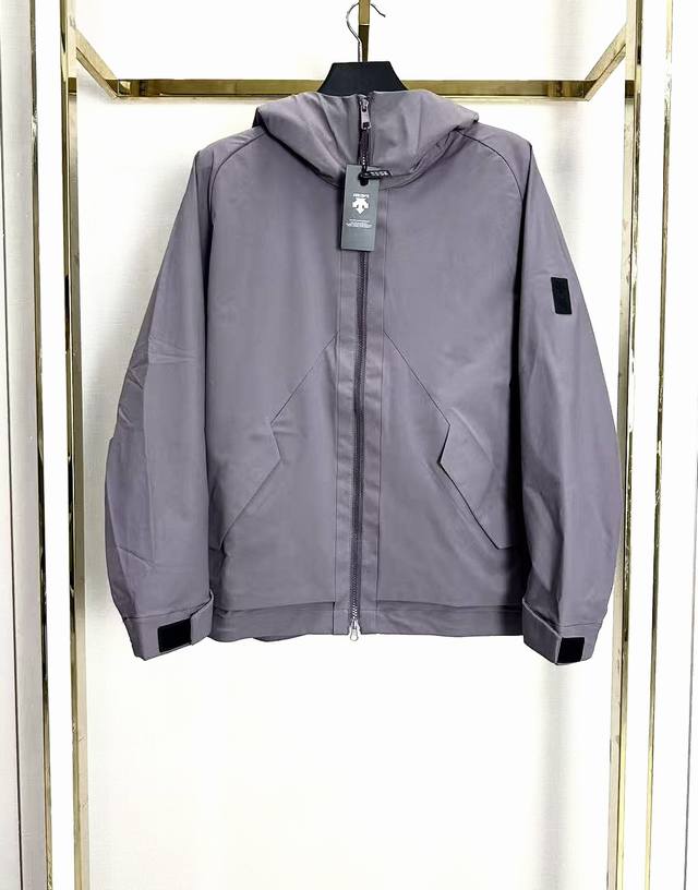 Descente 迪桑特男士透湿梭织上衣外套Vertex山峰夹克 全新一代通勤者Vertex运动夹克，前胸“山峰”设计与“收纳仓”的设计相结合，可以在都市通勤者