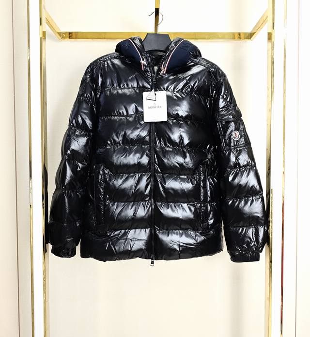 Moncler｜蒙口 盟可睐哑光经典款棉服 顶级原版 尺码:M-2Xl 描述： 受到8年代标致性外套的影响，Maya夹克以现代风格和尖端元素重新审视了蒙口档案中