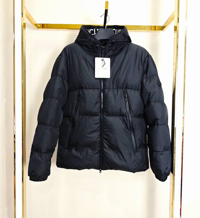 Moncler 蒙口 Montcla系列 新款连帽棉服王鹤棣同款 字母精工刺绣 辅料全部一致 细节满满 情侣同款 入手的不二选择！ 尺码：M-2Xl