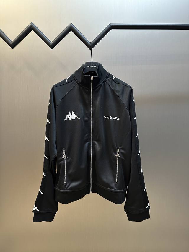 Acne X Kappa徽标拉链运动衣 定制奢光蛋白亚克双面精纺料，标志性Acne Studios标识精巧注脚，邂逅于Kappa经典标识有序排列，白色的Kapp