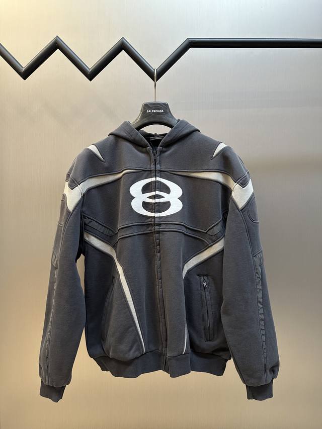 巴黎世家 重工做旧机车风外套 双环刺绣拼接夹克外套，定制精梳赛络纺纱纯棉面料，双环字母图案采用进口田岛机万针刺绣，人工精准对码点位16个裁片两色完美拼接。 胚布