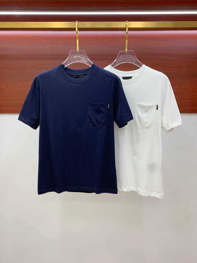 普拉达2025春夏新款男女同款短袖T恤，最新款全网独家首上！！~既经典有时尚百搭，谁不爱啊，将经典再次展现，非常的耐看，自带低奢光环与辨识度！传统的品牌理念和现
