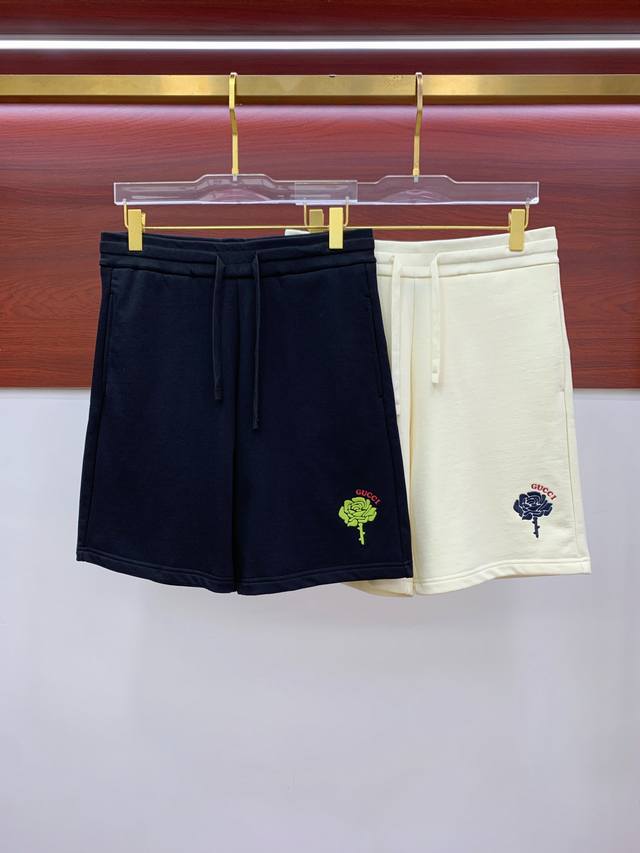 古驰2025春夏新款休闲短裤！官网同步发售。定制品牌经典Logo，定制面料，舒适度极好，手触感强烈。辨识度极高，完美品相工艺。 尺码：S-Xl