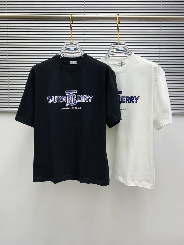 Ss巴宝莉纯棉最新面料经典标识图案Logo时尚简约潮流短袖，最顶级的品质专柜原单短袖，顶级制作工艺进口面料，专柜款独特设计，采用进口高端订制面料。官网在售！面料