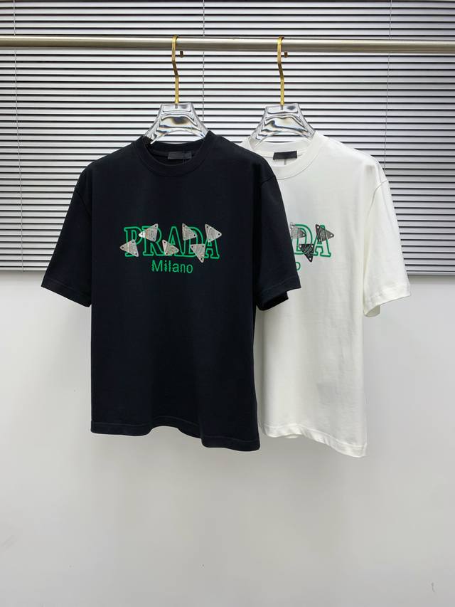 Ss普拉达纯棉最新面料经典标识图案Logo时尚简约潮流短袖，最顶级的品质专柜原单短袖，顶级制作工艺进口面料，专柜款独特设计，采用进口高端订制面料。官网在售！面料