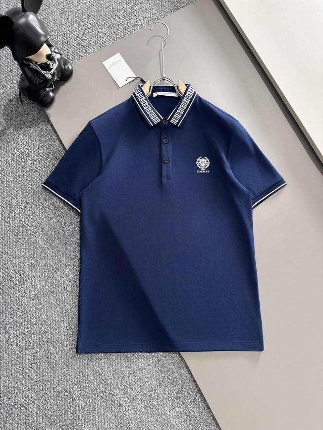 纪梵希25Ss新款春夏短袖翻领T恤polo，最高版本客供定制高端朱地面料简单时尚款，螺纹拼色螺纹配色超级好看！胸前纪梵希标识刺绣经典Logo简单大方的款式！满满