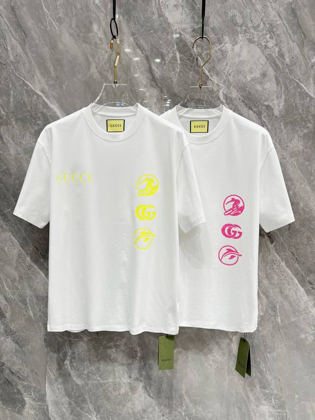 Ss古驰纯棉最新面料经典标识图案Logo时尚简约潮流短袖，最顶级的品质专柜原单短袖，顶级制作工艺进口面料，专柜款独特设计，采用进口高端订制面料。官网在售！面料版