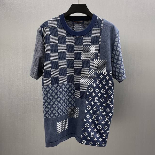 Lu 嵌花针织短圆领衫 Size : S-Xl 本款棉质短袖圆领衫出自 2025 秋冬系列，以繁复嵌花拼接工艺融汇 Damier 和 Monogram 图案，在