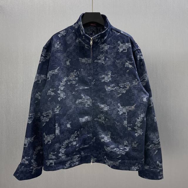 Gg提花牛仔夹克 Size: S-Xl 2025早秋系列将丹宁服饰单品与精致细节融为一体，令日常造型更显高雅。这款衬衫采用深蓝色和象牙白色Gg大理石效果丹宁提花
