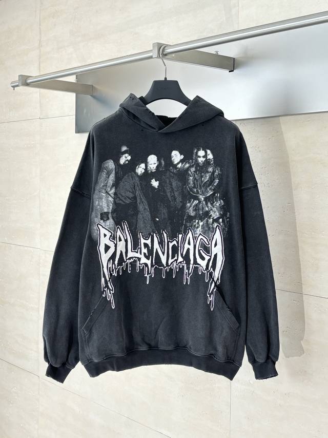 Balenciag* 巴黎Blcg 乐队多人像印花连帽卫衣 800目超细网点丝网菲林印花 下方字母选用直裂胶浆印花 成衣洗水炒盐工艺 全身雾状泛白 定位割破 能
