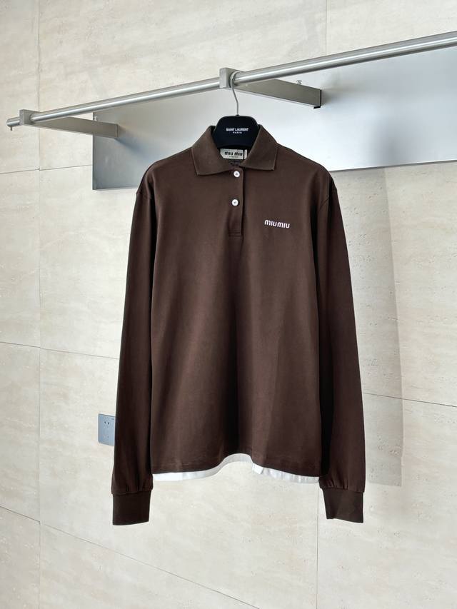 Miumiu* 缪缪24新款咖色假两件珠地棉polo长袖T恤 采用高质量的纯棉纱线，具有优良的品质和手感，出色的透气性和吸湿性，使穿着者感到更加舒适自在！pol