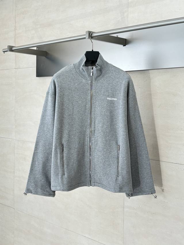 Miiumiu* 缪缪25新款小标刺绣拉链外套 原17,000购入，面料采用花灰定织定染480G毛圈鱼鳞面料 灰色白色纱线交错的混色系市面纯色版本均为错误 。定
