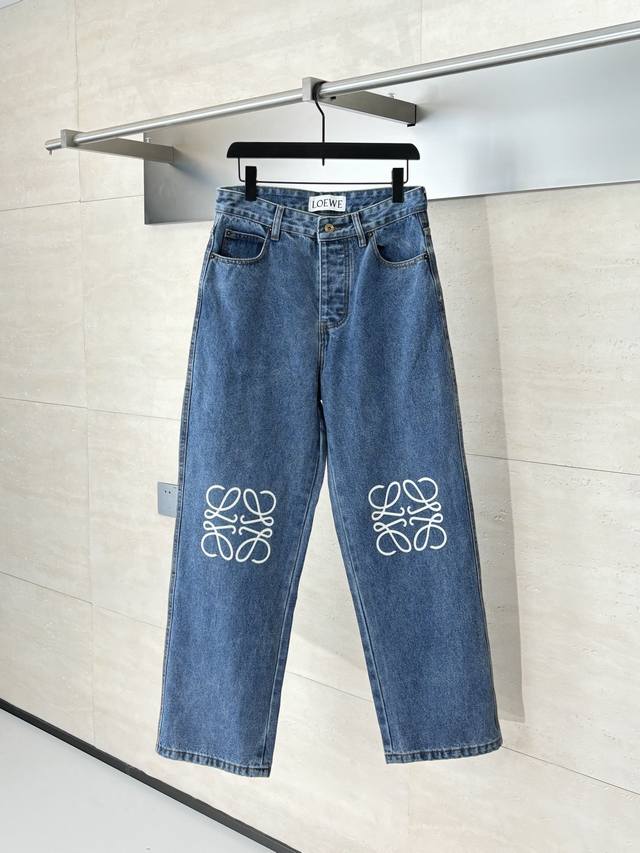 Loew* 罗意威24Fw Anagram 单宁刺绣牛仔长裤 采用紧密双芯纱，膝盖处饰有激光切割Anagram，经典Loewe皮标标识点缀，激光切割，人工拆开裤