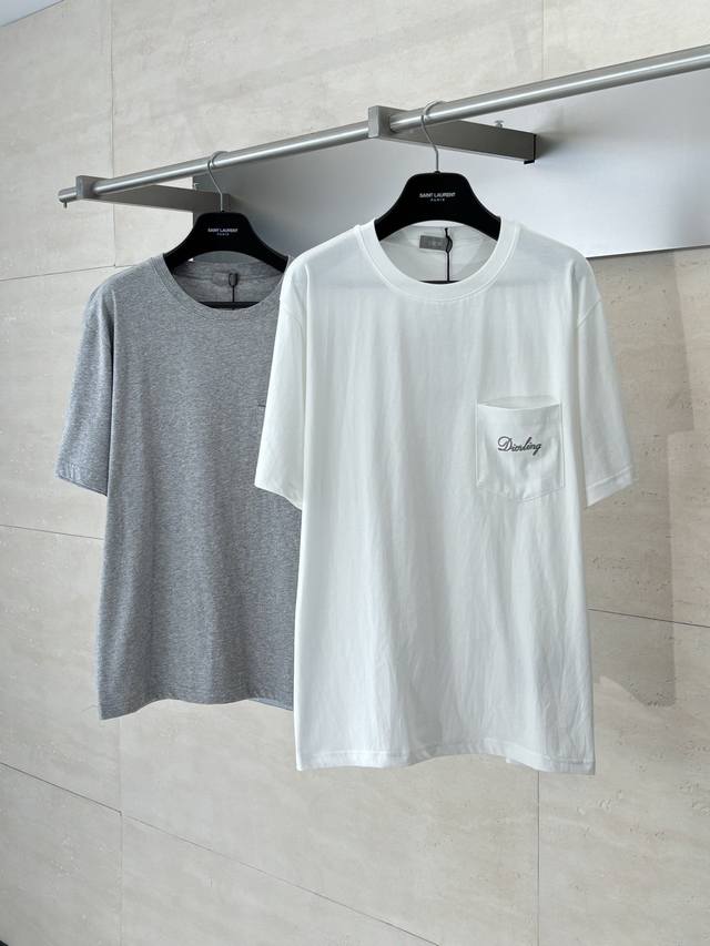 Dio* 迪奥 25Ss挚爱系列口袋刺绣圆领短袖 采用24S特纺紧密棉面料，185G；搭配32S双纱螺纹，300G。紧密纺强力比传统单纱高，紧密纱中的单纤维排列