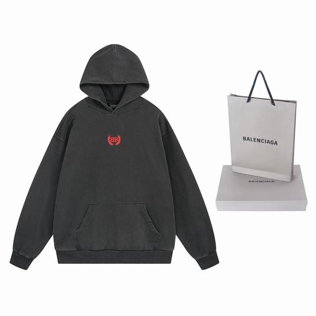 实拍图 顶级版本.官网品质 Balenci*Ga 巴黎#2025秋冬季新款 麦穗Logo胸前刺绣洗水连帽卫衣。成衣洗水磨烂做旧。设计感十足 欢迎对比 面料采用巴