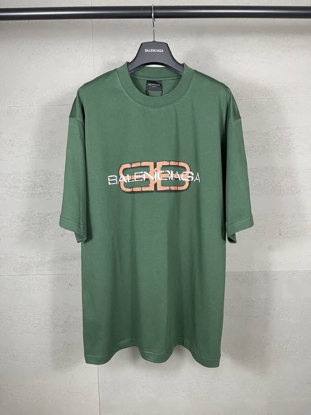 实拍图 顶级版本.官网品质 Balenci*Ga 巴黎.Ss25最新款，巴黎新Logo印花洗水做旧短袖T恤.砖柜同步.第一时间正品研制，欢迎对比！面料采用巴黎Z