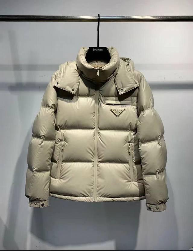 S M L Xl Xxl prada顶级手感舒服原材料1:1五金配件休闲连帽 可拆帽 男女款宽松版型设计面料拥有极为优越的防水透气性能抵挡户外寒风雨水的侵蚀 面