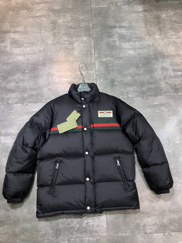 Guc＊I 冬款羽绒服上新了 男女情侣款 细节图 古驰立领可脱袖羽绒服短款羽绒马甲面包服，男女同款，专柜品质 一流的工艺 原厂五金 原版洗水标 细节无可挑剔 颜