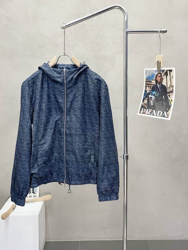 Fendi芬迪独家专供最新春秋夹克 双面穿设计 经典设计与颜值爆棚的设计 品质更是无法挑剔品控可以直接入手，不容过错的高端臻品！通过细节图片便可感受到它强悍的气