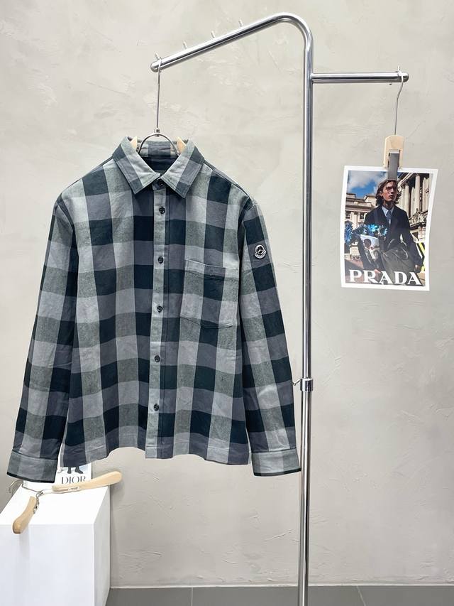 Moncler蒙口独家专供新款原单男士休闲格子外套。高端定制 高版本 时尚百搭爆款进口面料 手感超柔软细腻 穿着亲肤舒适 高端精品 代工厂p精细做工 上身非常赞
