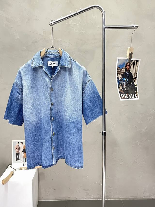 Loewe罗意威独家专供新款原单男士休闲牛仔短袖开衫 高端定制 高端版本 时尚百搭爆款进口面料 手感超柔软细腻 穿着亲肤舒适 高端精品 代工厂p精细做工 上身非