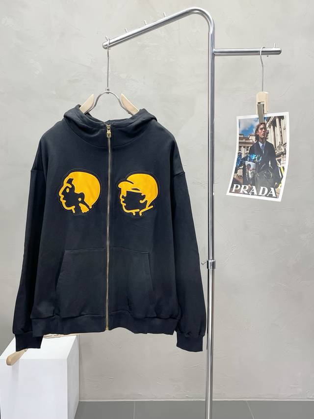 Louis Vuitton路易威登独家专供最新连帽外套 经典设计与颜值爆棚的设计 品质更是无法挑剔品控可以直接入手，不容过错的高端臻品！通过细节图片便可感受到它