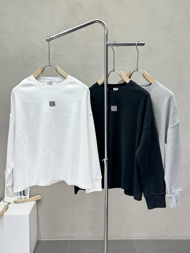 Loewe罗意威独家专供最新春秋时尚套头卫衣 经典设计与颜值爆棚的设计 品质更是无法挑剔品控可以直接入手，不容过错的高端臻品！通过细节图片便可感受到它强悍的气场