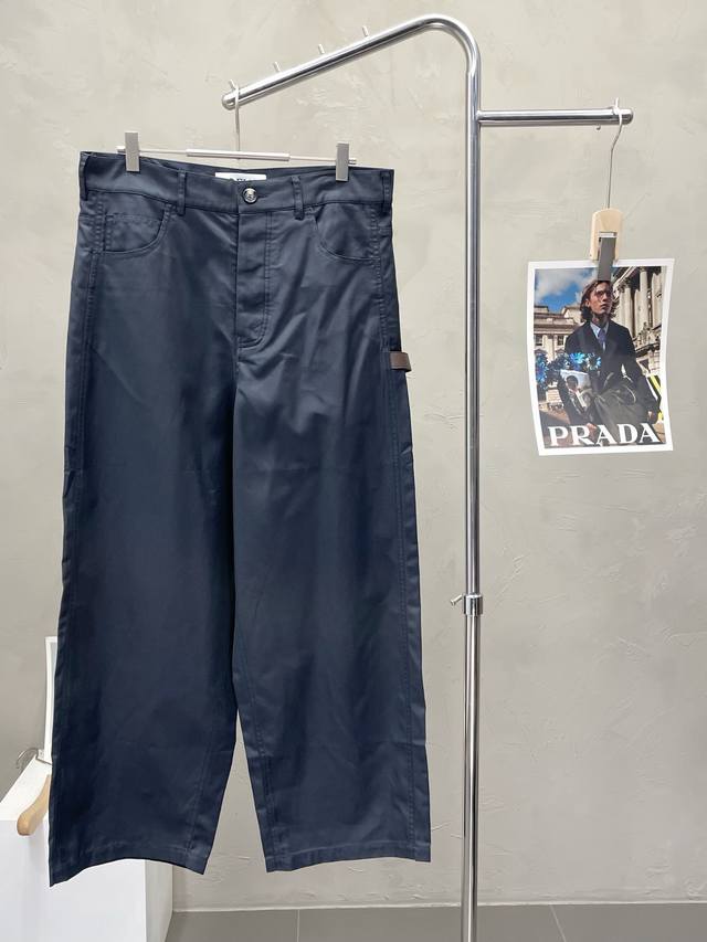 Loewe罗意威独家专供新款春夏休闲裤 棉质斜纹布工装长裤 高端版本！专柜定制面料 透气舒适度高，细节无可挑剔，品牌元素设计理念，体现高品质。Logo图案，手感