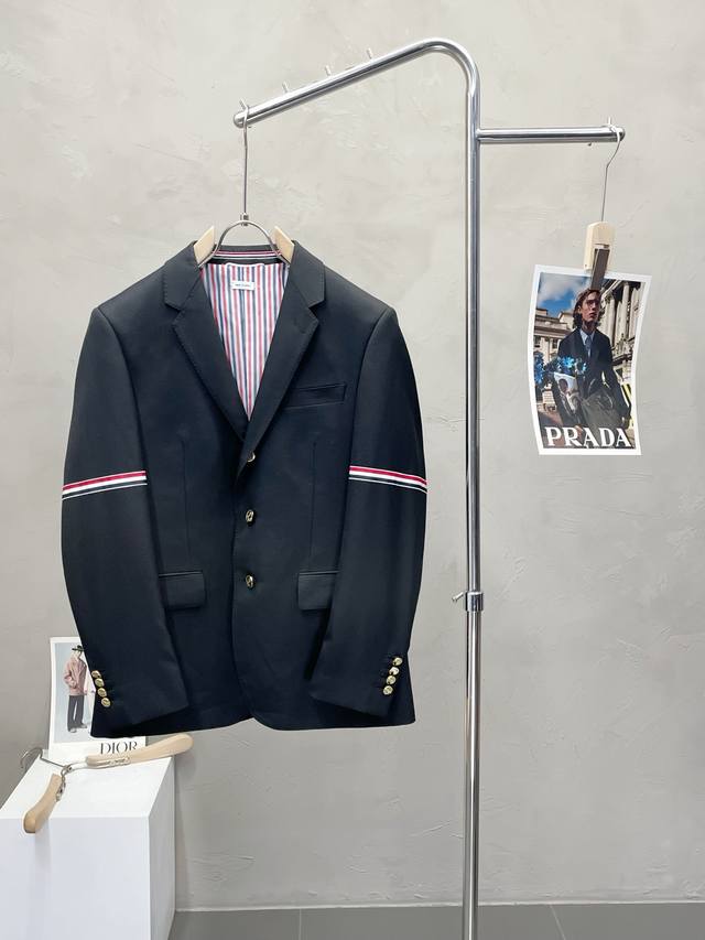 Thom Browne汤姆布朗独家专供新款西服外套，简约休闲西装外套，进口原版聚酯纤维面料，透气柔软保暖性很强，笔挺垂感十足，整件衣服车工走线整齐平整，所有五金