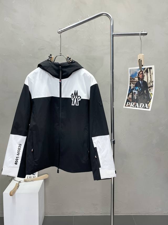 Moncler蒙口独家专供最新时尚秋冬棉服 经典设计感与颜值爆棚的外套，品质更是无法挑剔品控可以直接入手，不容过错的高端臻品！通过细节图片便可感受到它强悍的气场