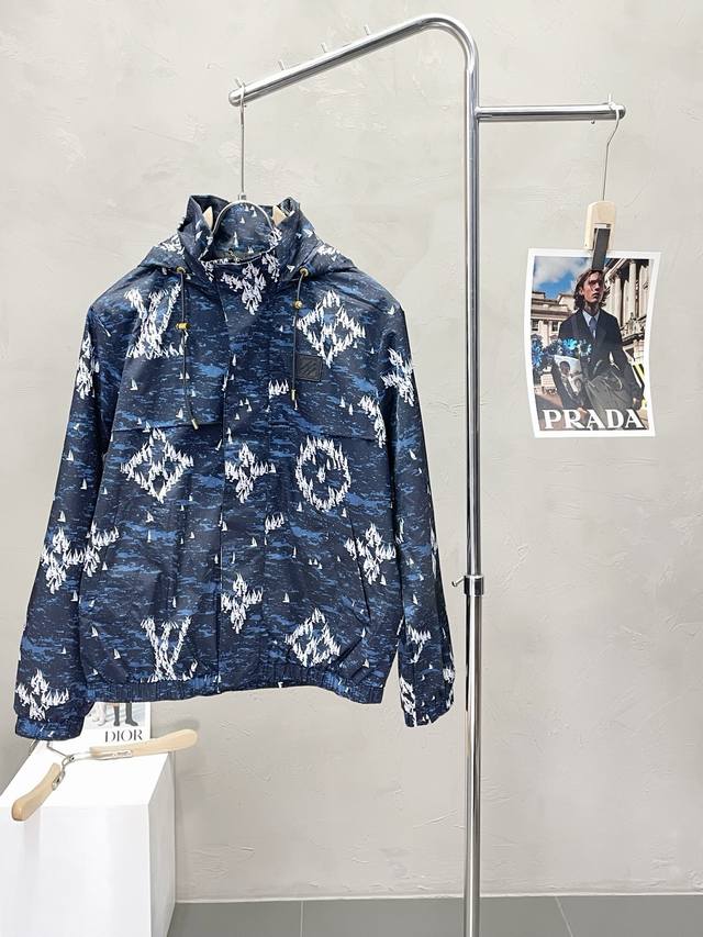 Louis Vuitton路易威登独家专供最新时尚秋冬连帽夹克 帽子可收起设计 经典设计感与颜值爆棚的外套，品质更是无法挑剔品控可以直接入手，不容过错的高端臻品