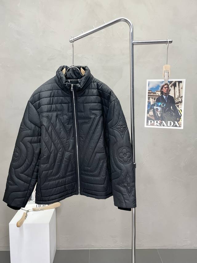 Louis Vuitton路易威登独家专供最新时尚秋冬棉服 经典设计感与颜值爆棚的外套，品质更是无法挑剔品控可以直接入手，不容过错的高端臻品！通过细节图片便可感