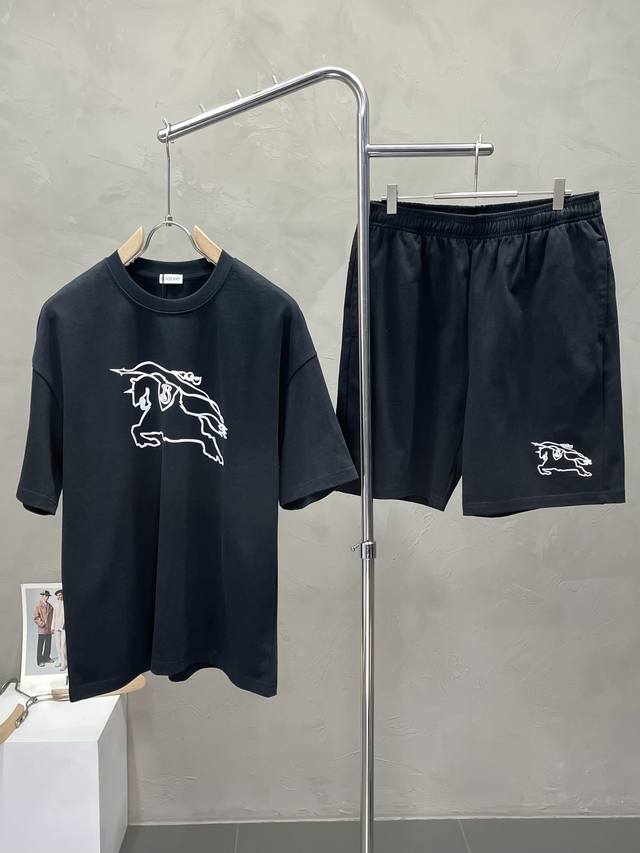 套。 Burberry巴宝莉独家专供新款专柜同款春夏套装，高级感满满！细节精致高档，做工无可挑剔！进口面料 立体精致细腻。原版高端双面平纹针织面料很显高级！面料